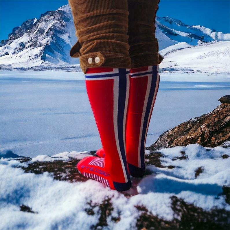Steigen-sokker med norsk flaggmønster i vinterlandskap